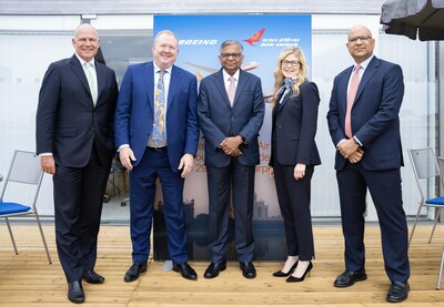 From left to right: Campbell Wilson, Chief Executive Officer & Managing Director Air India; Stan Deal, President and CEO of Boeing Commercial Airplanes; N. Chandrasekaran, Chairman, Tata Sons and Air India; Stephanie Pope, President and CEO of Boeing Global Services; Nipun Aggarwal, Commercial & Transformation Officer, Air India (Photo: Boeing) From left to right: Campbell Wilson, Chief Executive Officer & Managing Director Air India; Stan Deal, President and CEO of Boeing Commercial Airplanes; N. Chandrasekaran, Chairman, Tata Sons and Air India; Stephanie Pope, President and CEO of Boeing Global Services; Nipun Aggarwal, Commercial & Transformation Officer, Air India (Photo: Boeing)