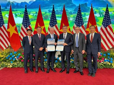 (From left to right) Mr. Nguyen Chien Thang, Technical Executive Vice President, Vietnam Airlines; Mr. Le Hong Ha, President and CEO, Vietnam Airlines; Dr. Brendan Nelson, President, Boeing Global; Mr. Dang Ngoc Hoa, Chairman, Vietnam Airlines; Mr. Brad McMullen, Senior Vice President Boeing Commercial Sales; and Marketing; Mr. Michael Nguyen, Managing Director, Boeing Vietnam gather on Sept. 11 in Hanoi to celebrate Vietnam Airlines' commitment to 50 737-8 MAX airplanes.