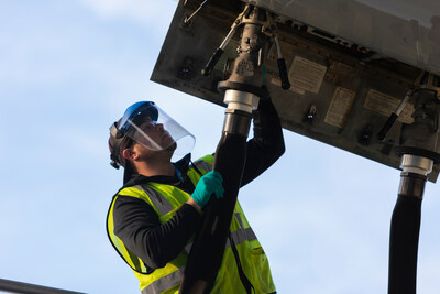 Boeing agreed to purchase 9.4 million gallons (35.6 million liters) of blended sustainable aviation fuel (SAF) to support its 2024 U.S. commercial operations, its largest annual purchase as the company works to help grow the supply of the fuel globally. (Boeing image) Boeing agreed to purchase 9.4 million gallons (35.6 million liters) of blended sustainable aviation fuel (SAF) to support its 2024 U.S. commercial operations, its largest annual purchase as the company works to help grow the supply of the fuel globally. (Boeing image)