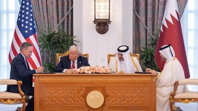 The signing ceremony included (from left) Boeing President and CEO Kelly Ortberg; U.S. President Donald J. Trump; His Highness Sheikh Tamim bin Hamad Al Thani Amir of the State of Qatar; and Qatar Airways Group Chief Executive Officer Engr. Badr Mohammed Al-Meer. (Photo courtesy of the Qatari Amiri Diwan)